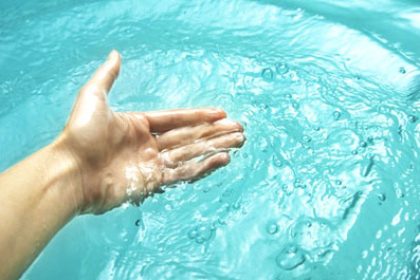 5 CAUSES à une eau trouble de piscine (et les solutions pour la